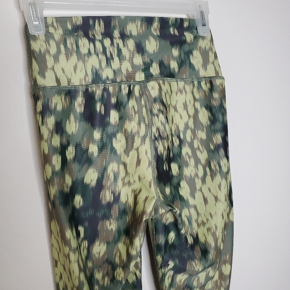 Aerie Offline Olive Green Printed Shine Crossover High Rise 7/8 Leggings - Picture 7 of 10
